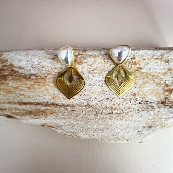 Delicate Art Deco-Inspired Dangle Earrings- Gold Elegant Stylish Earrings - Picture 10 of 16